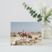 Carte Postale Plateau de Gizeh près des pyramides (Debout devant)