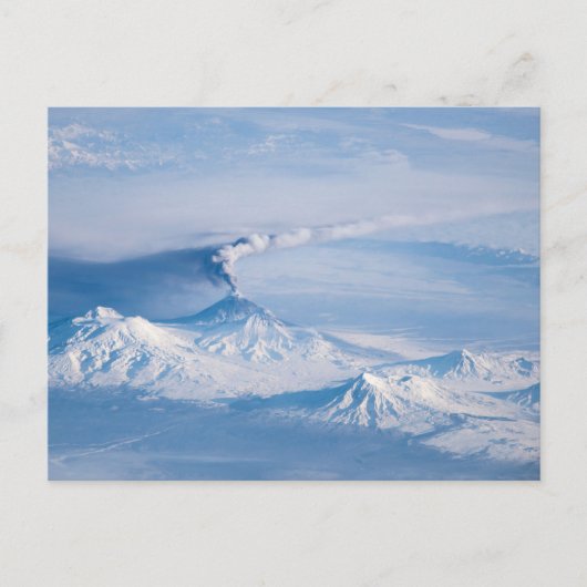 Carte Postale Plume Émanant Du Volcan Kliuchevskoi. (Devant)