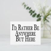 Carte Postale Plutôt N'Importe Où Mais Ici (Debout devant)