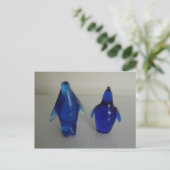 Carte Postale poids en papier pingouin bleu (Debout devant)