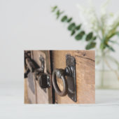 Carte Postale Poignée et serrure de porte d'antiquité rustique (Debout devant)