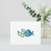 Carte Postale Poisson avec billet de banque (Debout devant)