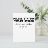 Carte Postale police station toilet volé.png (Debout devant)