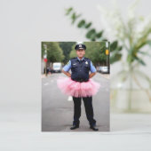 Carte Postale Policier portant un tutu rose (Debout devant)