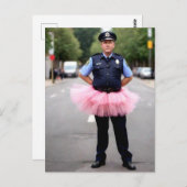 Carte Postale Policier portant un tutu rose (Devant / Derrière)