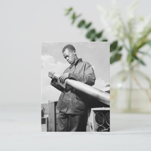 Carte Postale Polishing My Projectile, années 1940 (Debout devant)