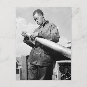 Carte Postale Polishing My Projectile, années 1940
