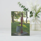 Carte Postale Pompe à eau et seau (Debout devant)