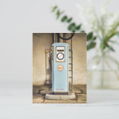 Carte Postale pompe à essence (Debout devant)