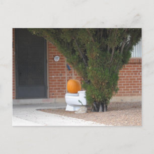 Carte Postale pompier assis sur une toilette