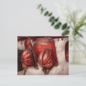 Carte Postale Pompier - Casquette - casquettes de feu à l'ancien (Debout devant)