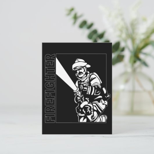 Carte Postale Pompier en noir et blanc (Debout devant)