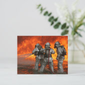 Carte Postale Pompiers combattant un incendie (Debout devant)