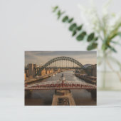 Carte Postale Pont à ailes, Newcastle sur Tyne (Debout devant)