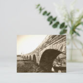 Carte Postale Pont en arc de pierre (Debout devant)