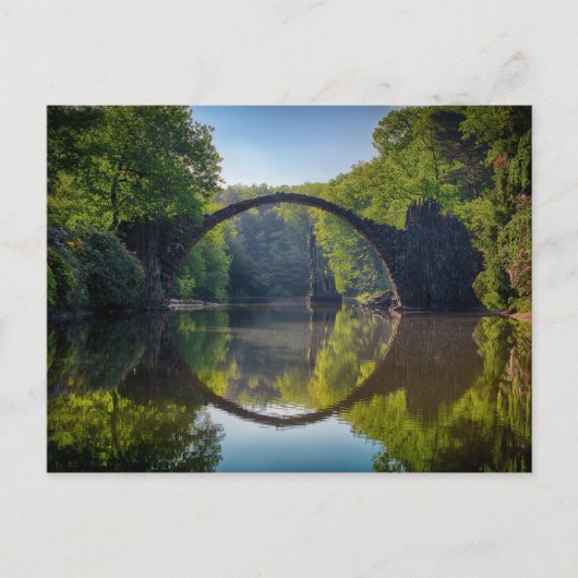 Carte Postale Pont rond gris sur une rivière dans la forêt (Devant)