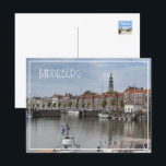 Carte Postale Port au printemps, Middelburg, Pays-Bas<br><div class="desc">Les voies d'eau paisibles de Middelburg, Zeeland, Pays-Bas, capturent une harmonie sereine de ciels bleus doux et des réflexions sur l'eau. Cette scène pittoresque est un mélange de bâtiments historiques et de bateaux modernes dans le port, pris du Havendijk en direction du pont Spijker et du Rouaanskaai, dans cette ville...</div>