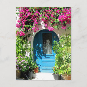 Carte Postale Porte bleue encadrée de beaux bougainvilliers