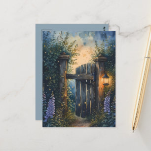 Carte Postale Porte de jardin enchanté sous un ciel de lucioles