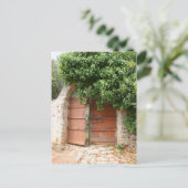 Carte Postale Porte de jardin secrète (Debout devant)