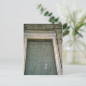 Carte Postale Porte de la basilique Saint-Pierre (Debout devant)