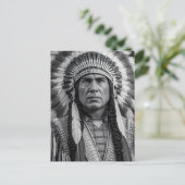 Carte Postale Portrait amérindien en plumes (Debout devant)