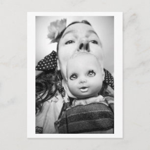 Carte Postale Portrait de poupée - La Chuchoteuse de poupées