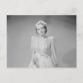 Carte Postale Portrait de studio d'une jeune femme en robe de nu (Devant)