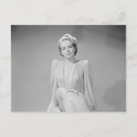 Portrait de studio d'une jeune femme en robe de nu