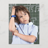 portrait du jeune garçon dans la salle de classe d