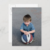 Carte Postale Portrait d'un garçon avec basket-ball à l'extérieu (Devant / Derrière)