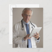 Carte Postale Portrait d'un médecin tenant un numérique (Devant / Derrière)