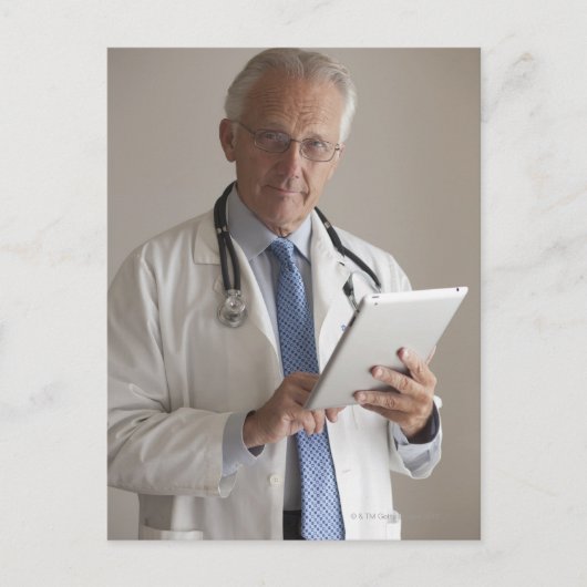 Carte Postale Portrait d'un médecin tenant un numérique (Devant)