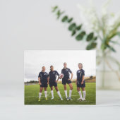 Carte Postale portrait d'une ado joueuse de football (Debout devant)