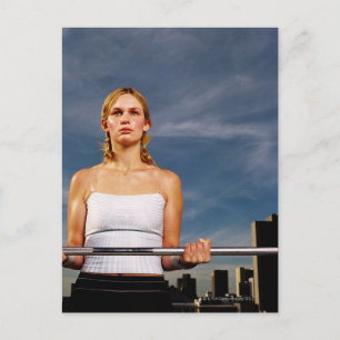 Carte Postale Portrait d'une jeune femme portant une cloche