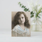 Carte Postale Portrait nostalgique - Petite fille pensive (Debout devant)