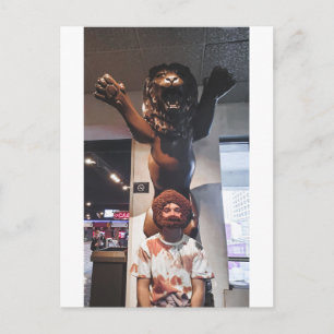 Carte Postale Posant avec une grande statue de lion