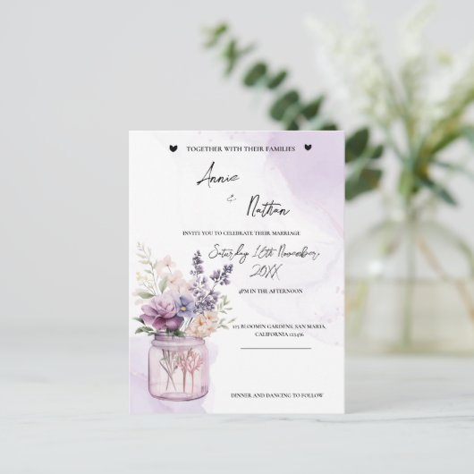 Carte Postale Poser Des Fleurs Violettes Dans Mason Jar Mariage (Debout devant)