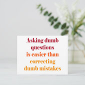 Carte Postale Poser des questions stupides est plus facile (Debout devant)
