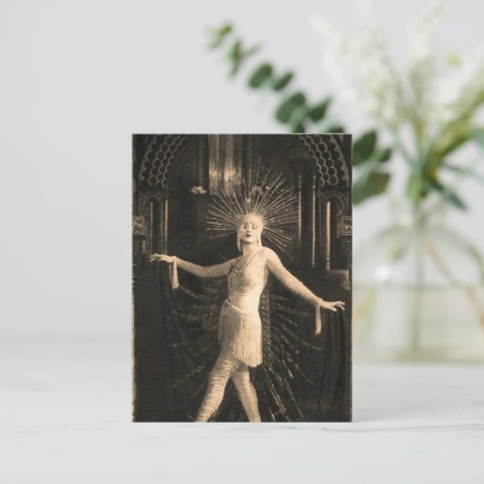 Carte Postale Posing With Starburst Hat (Debout devant)