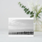 Carte Postale Posts Black and White Sky (Debout devant)