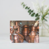 Carte Postale Pots en cuivre au marché (Debout devant)