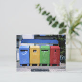 Carte Postale Poubelles de recyclage malaisiennes (Debout devant)