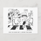 Carte Postale Poulet sur un journal de passage pour piétons (Devant)