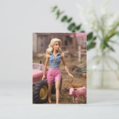 Carte Postale poupée blonde sur une ferme post-apocalyptique (Debout devant)