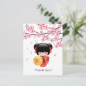 Carte Postale Poupée Kokeshi Sakura Rouge - Geisha Mignonne Merc (Debout devant)