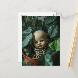 Carte Postale Poupée macabre et os dans une plante