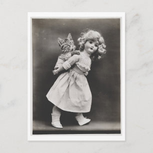 Carte Postale Poupée portant un chat dans un sac à dos Oddity Vi