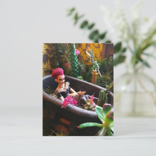 Carte Postale Poupée rose Haired dans une baignoire rouillée dan (Debout devant)