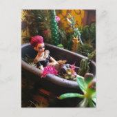 Carte Postale Poupée rose Haired dans une baignoire rouillée dan (Devant)